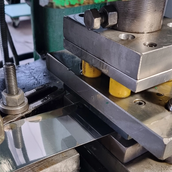 Creazione di piastrine in acciaio inox magnetiche. Queste piastrine trovano applicazioni variegate, dall'uso industriale a quello promozionale, offrendo una soluzione efficace per chi cerca componenti durevoli e magneticamente funzionali.