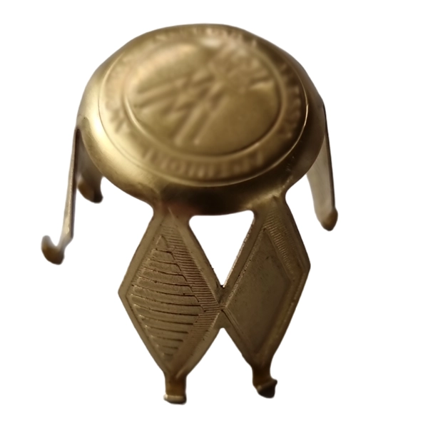 Il design e il packaging delle bottiglie sono fondamentali per comunicare unicità e prestigio. Tra gli elementi più iconici troviamo le gabbiette fermatappo.