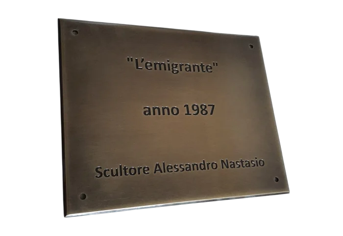 Realizzazione di una targa commemorativa in ottone spazzolato con finitura bronzata, commissionata da un importante Ente Morale ONLUS di Milano.