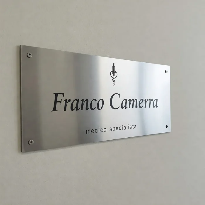 Targhe in alluminio stampate su misura: resistenti, personalizzabili e ideali per uso tecnico o promozionale.